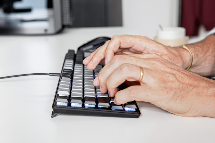 CHERRY KC 500 MX LP Kabelgebundene Tastatur QWERTZ Schwarz produkt in gebrauch