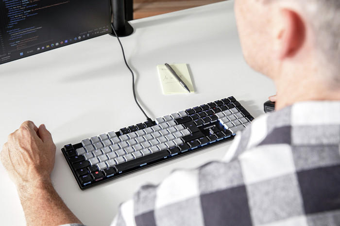 CHERRY KC 500 MX LP Kabelgebundene Tastatur QWERTZ Schwarz produkt in gebrauch