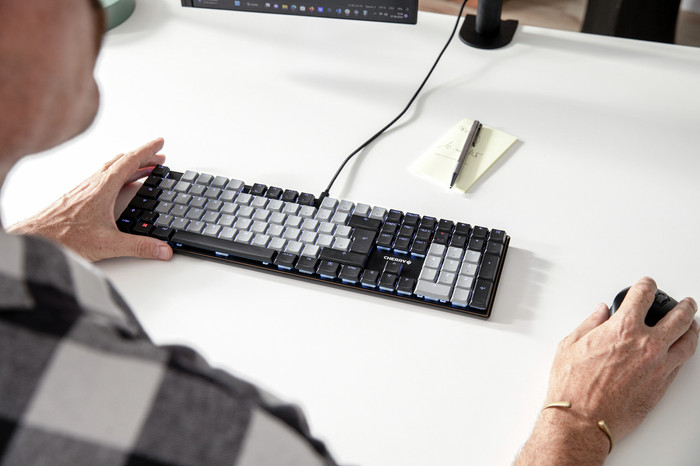 CHERRY KC 500 MX LP Kabelgebundene Tastatur QWERTZ Schwarz produkt in gebrauch