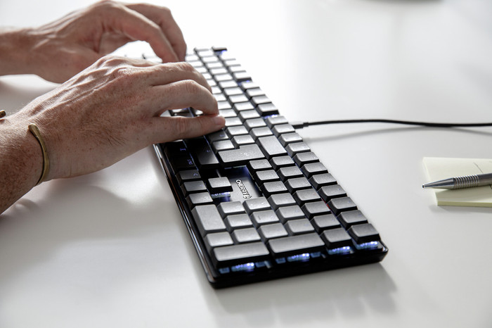 CHERRY KC 500 MX LP Kabelgebundene Tastatur QWERTZ Schwarz produkt in gebrauch