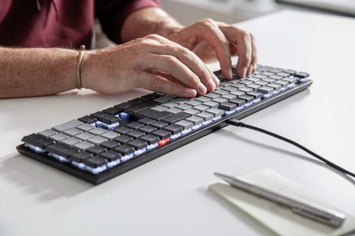 CHERRY KC 500 MX LP Kabelgebundene Tastatur QWERTZ Schwarz produkt in gebrauch