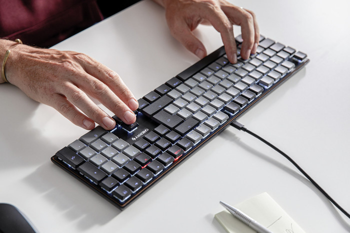 CHERRY KC 500 MX LP Kabelgebundene Tastatur QWERTZ Schwarz produkt in gebrauch