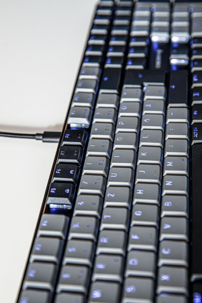 CHERRY KC 500 MX LP Kabelgebundene Tastatur QWERTZ Schwarz produkt in gebrauch