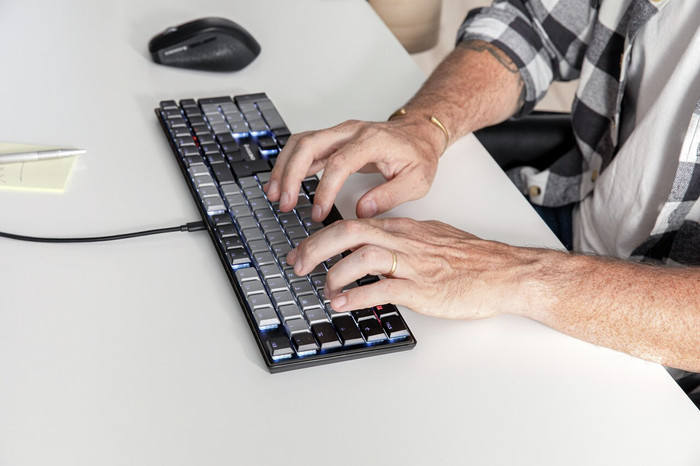 CHERRY KC 500 MX LP Kabelgebundene Tastatur QWERTZ Schwarz produkt in gebrauch