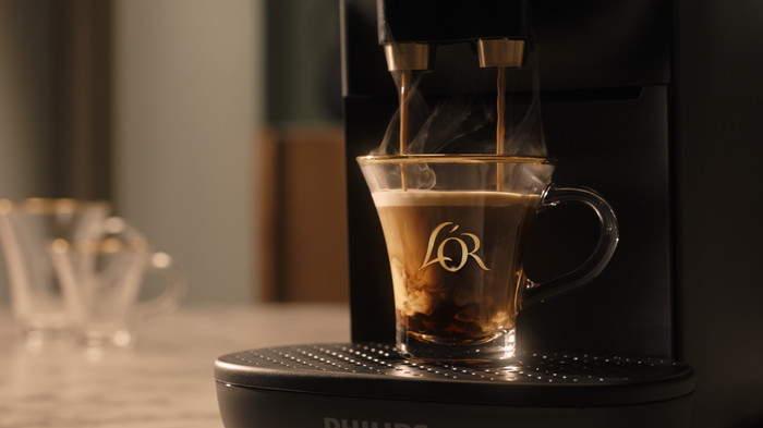 Philips L'OR BARISTA Absolu LM9512/60 product in use