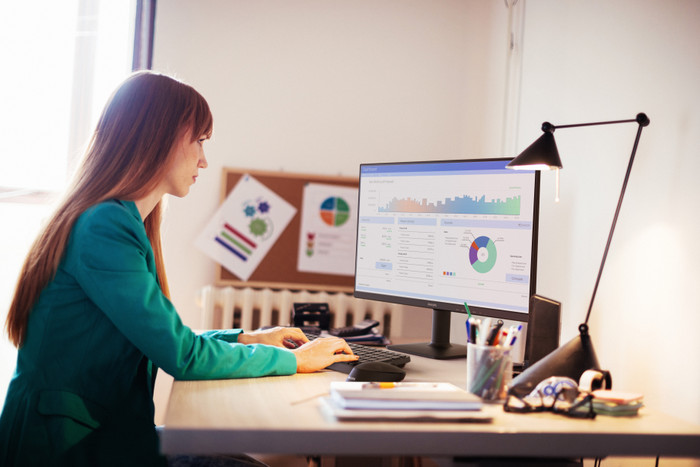 Philips 27E2N1110/00 product in use