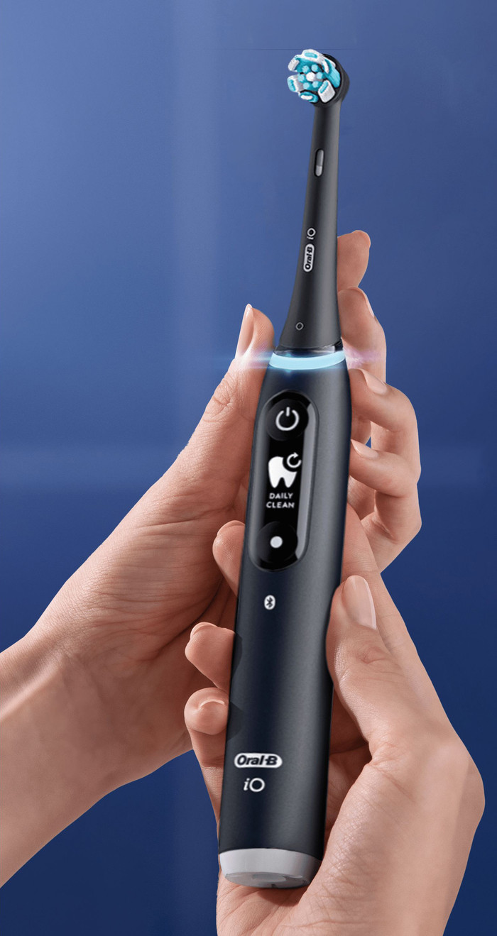 Oral-B iO 6N Black + Extra iO Gentle Care Brush Attachment detail