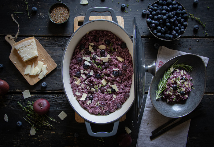 ELO Gusseiserner Bräter Oval 33 cm Basaltgrau produkt in gebrauch