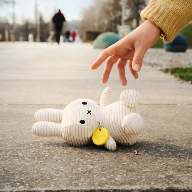 Chipolo POP yellow product in use