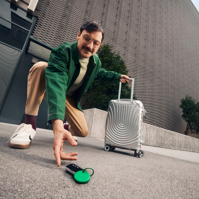 Chipolo POP green product in use