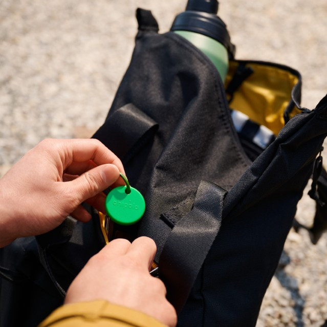 Chipolo POP green product in use