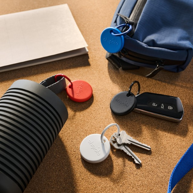 Chipolo POP 8-pack Black, White, Red, Blue product in use