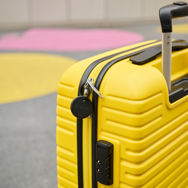 Chipolo POP 8-pack Black, White, Red, Blue product in use