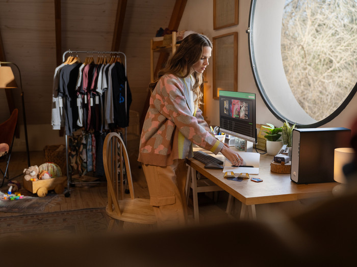 HP OmniDesk Slim S03-0955nd product in use