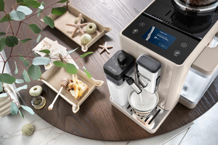 De'Longhi Rivelia EXAM440.55.BG product in use