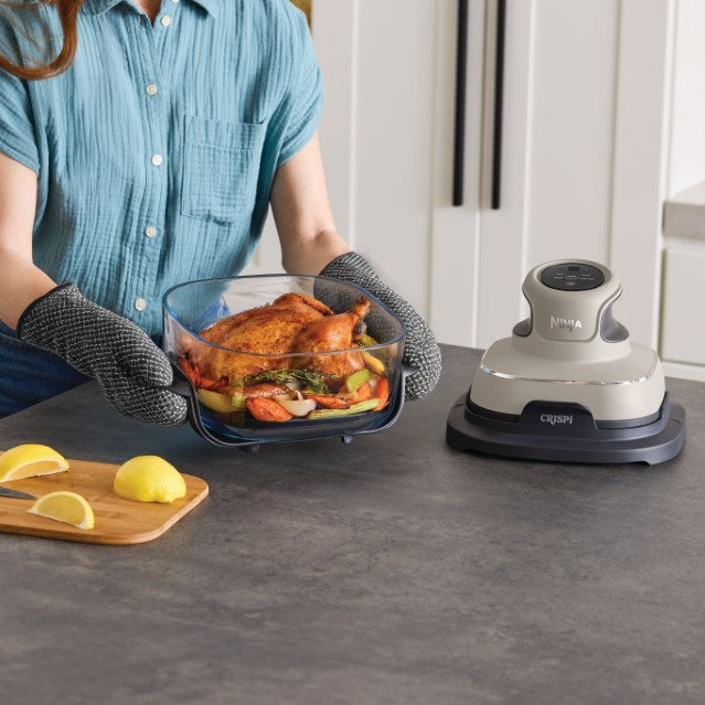 Ninja CRISPi FN101EUST Gray product in use