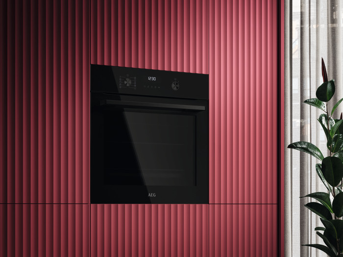 AEG TU5PB40WSK SurroundCook product in use