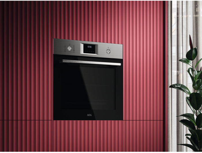 AEG OU5PB40ZSM SurroundCook product in use