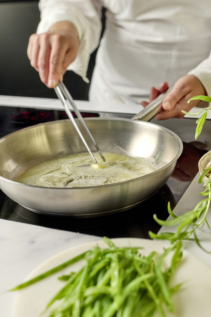 Demeyere Resto 3 Bratpfanne 24 cm produkt in gebrauch