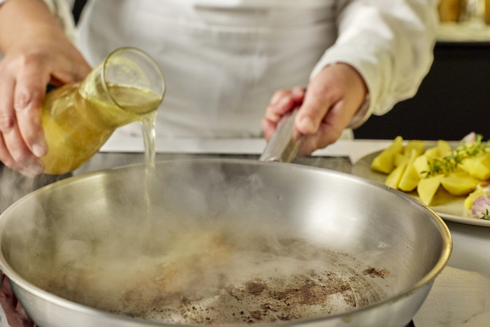 Demeyere Resto 3 Bratpfanne 24 cm produkt in gebrauch