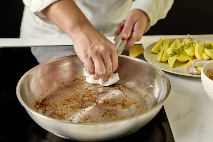 Demeyere Resto 3 Bratpfanne 24 cm produkt in gebrauch