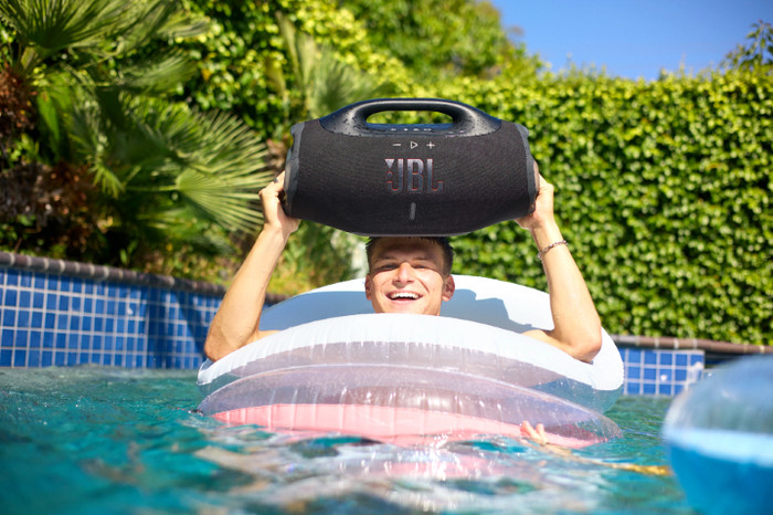 JBL Boombox 4 Schwarz produkt in gebrauch