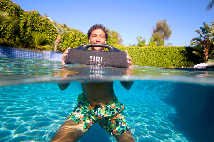 JBL Boombox 4 Schwarz produkt in gebrauch