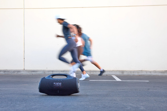 JBL Boombox 4 Schwarz produkt in gebrauch