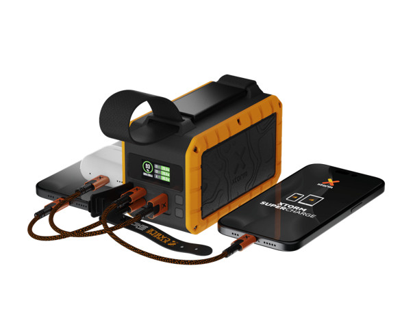 Xtorm Rugged Powerbank 40.000 mAh mit Schnellladefunktion und Taschenlampe produkt in gebrauch