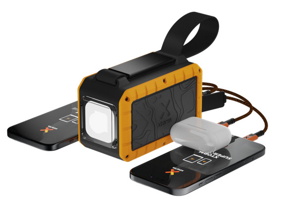 Xtorm Rugged Powerbank 40.000 mAh mit Schnellladefunktion und Taschenlampe produkt in gebrauch