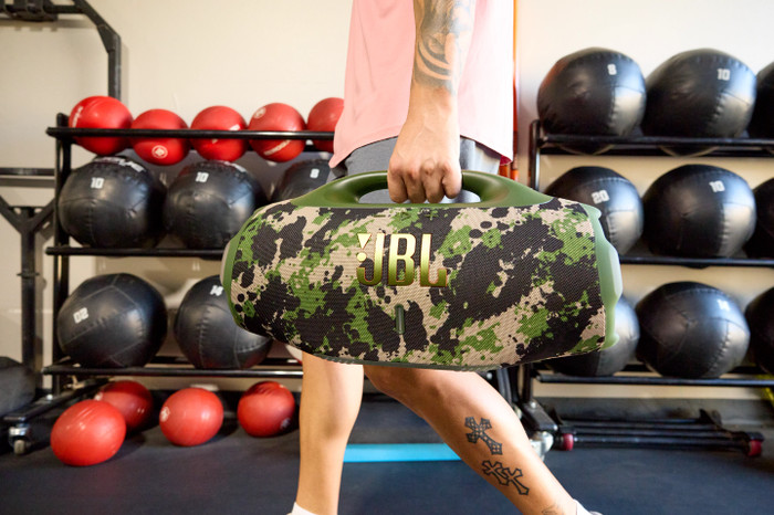 JBL Boombox 4 Squad produkt in gebrauch