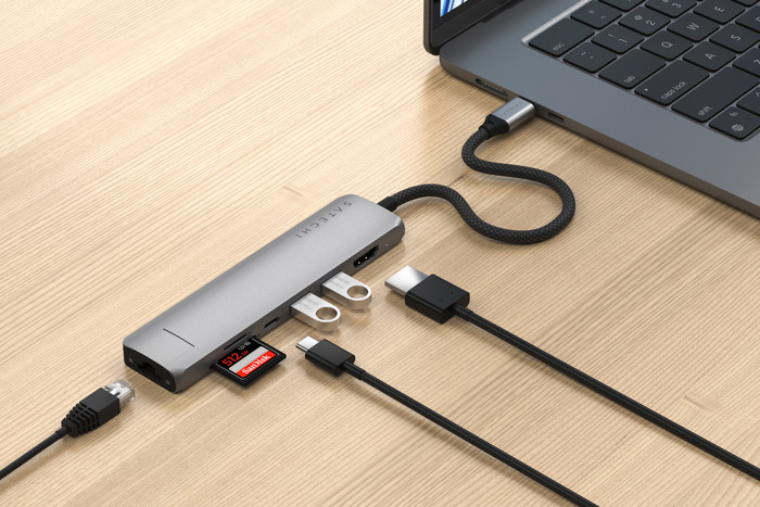 Satechi USB-C 7-in-1 Slim Multiport-Adapter mit Ethernet Space Grey produkt in gebrauch