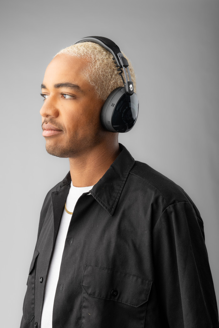 Skullcandy Aviator 900 ANC Schwarz produkt in gebrauch