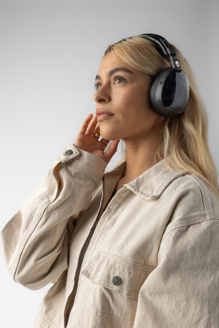 Skullcandy Aviator 900 ANC Schwarz produkt in gebrauch