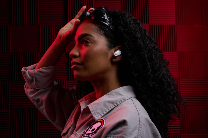 Skullcandy Method 360 ANC White product in use