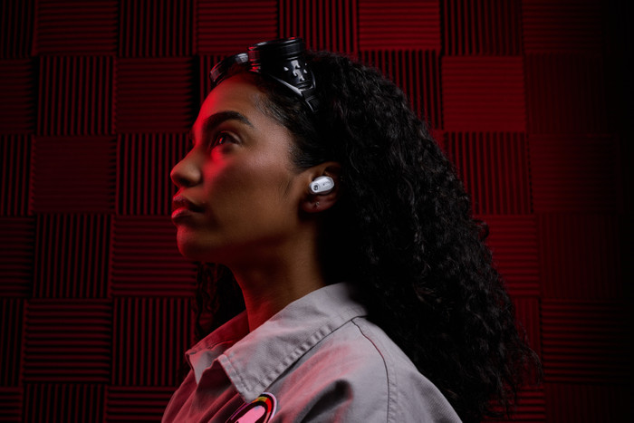 Skullcandy Method 360 ANC White product in use