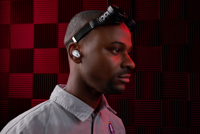 Skullcandy Method 360 ANC White product in use