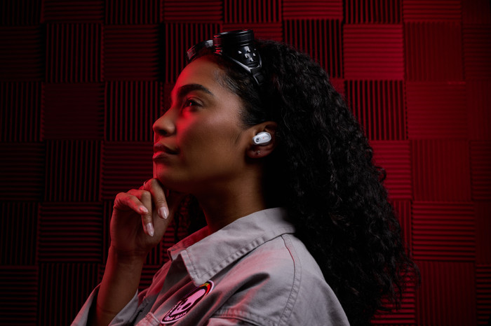 Skullcandy Method 360 ANC White product in use