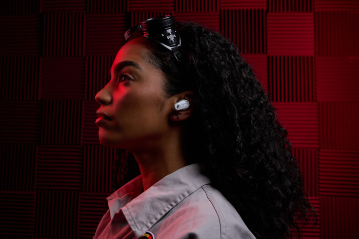 Skullcandy Method 360 ANC White product in use