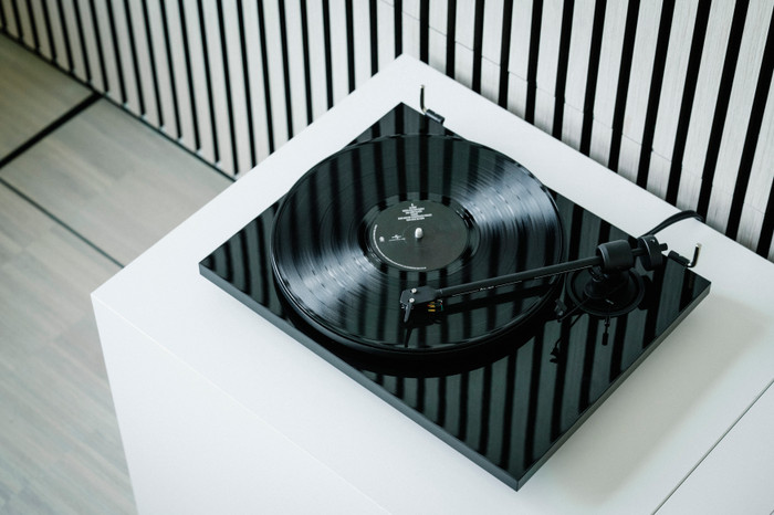Pro-Ject E1.2 Black product in use