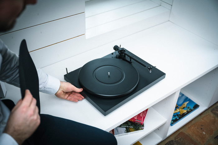 Pro-Ject Colourful Audio System E Black product in use