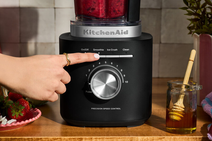 KitchenAid Pure Power 5KSB2073EPL Porcelain White product in use