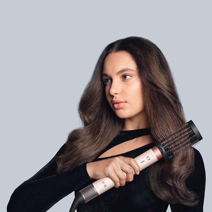 Dyson Airwrap Co-anda2x Straight + Wavy Ceramic Pink produkt in gebrauch