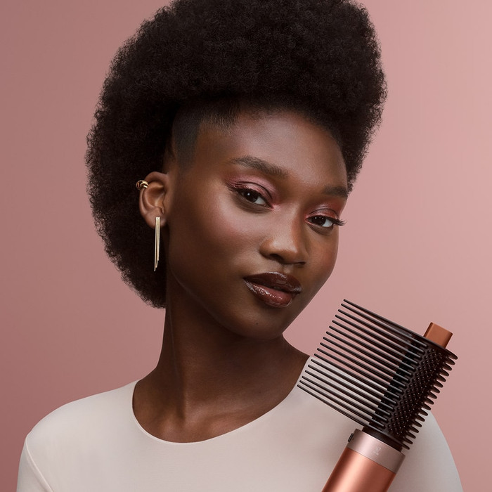 Dyson Airwrap Co-anda2x Curly + Coily Limited Edition Amber Silk produkt in gebrauch