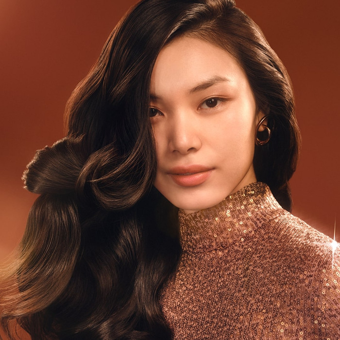 Dyson Airwrap Co-anda2x Straight + Wavy Limited Edition Amber Silk produkt in gebrauch