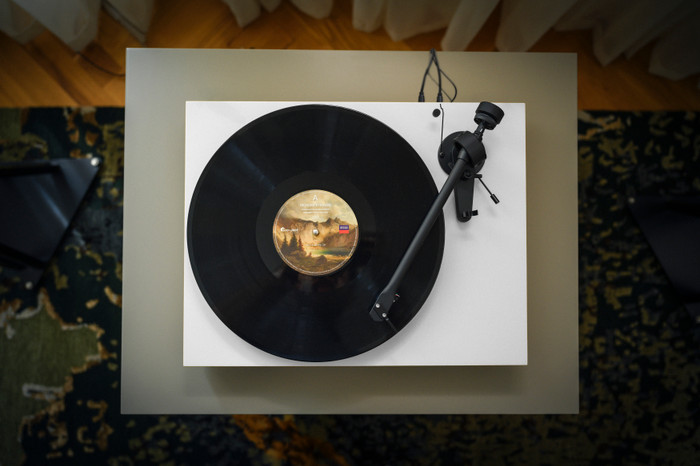 Pro-Ject Colourful Audio System E Weiß produkt in gebrauch