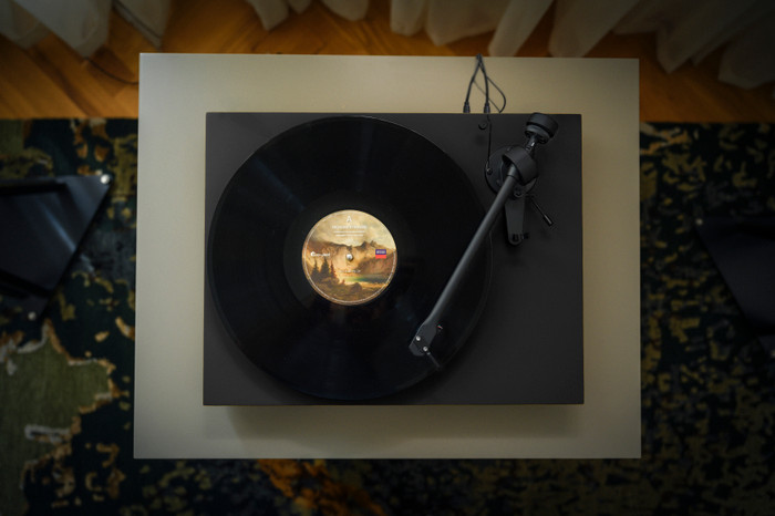 Pro-Ject Colourful Audio System E Black product in use