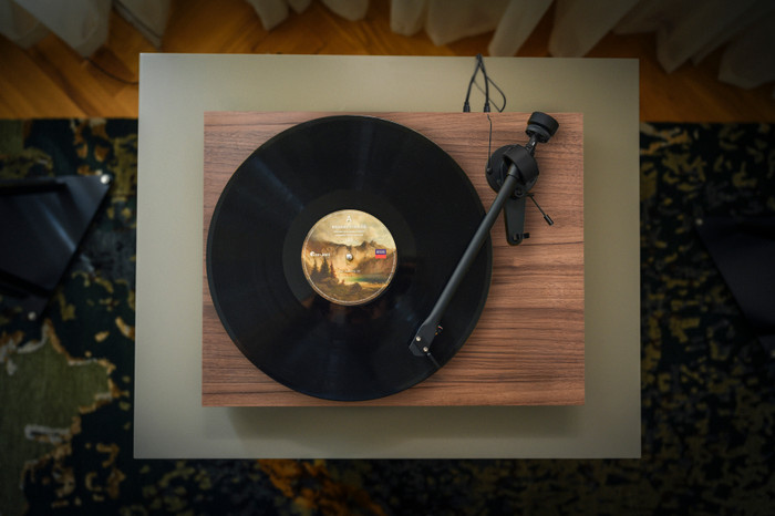 Pro-Ject Colourful Audio System E Brown product in use