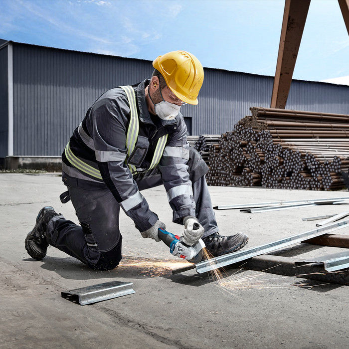 Bosch Professional GWS 18V-8 (ohne Akku) produkt in gebrauch