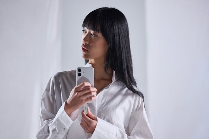 SanDisk Phone Drive USB-C 1TB Arctic White product in use